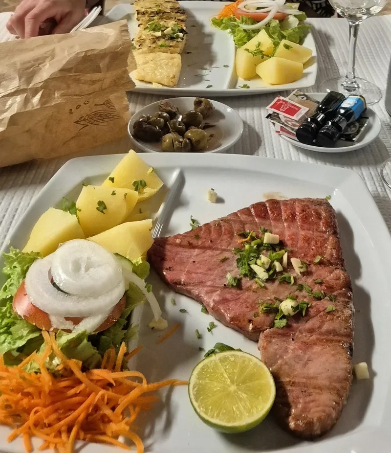 Bife de atum grelhado com batata cozida