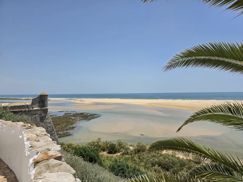Vista da muralha para a ria e o mar